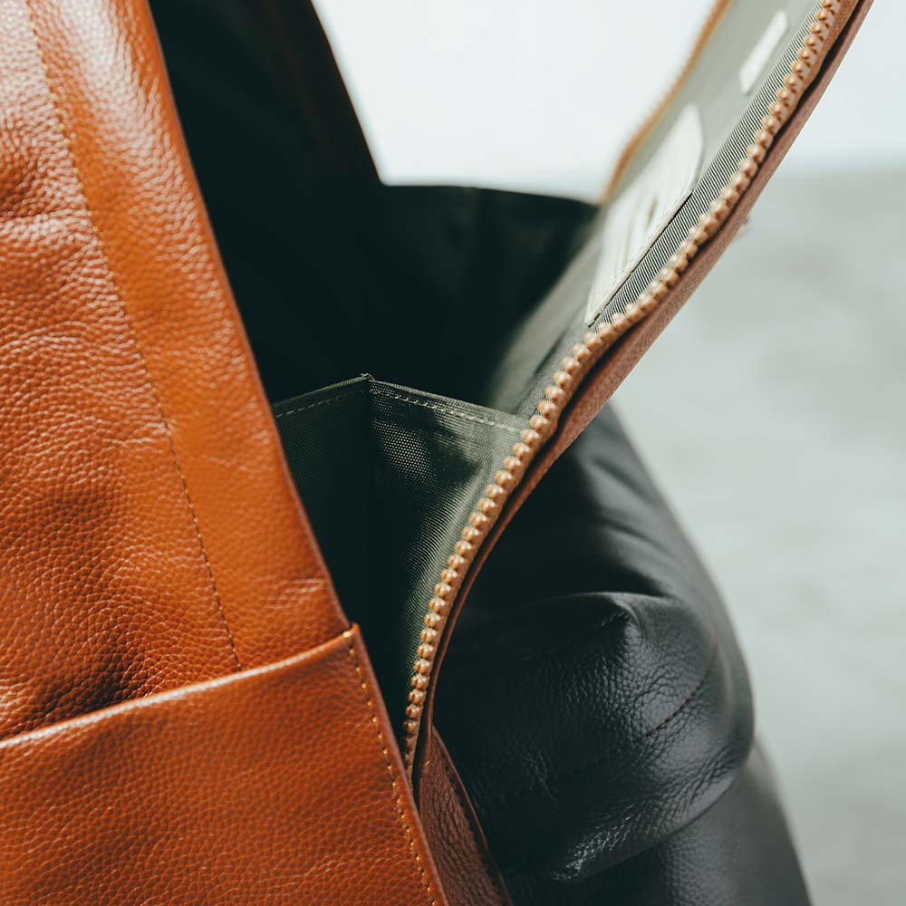 ラウンドレザーバックパック - サイドにマチがついているので荷物が取り出しやすくなっています。