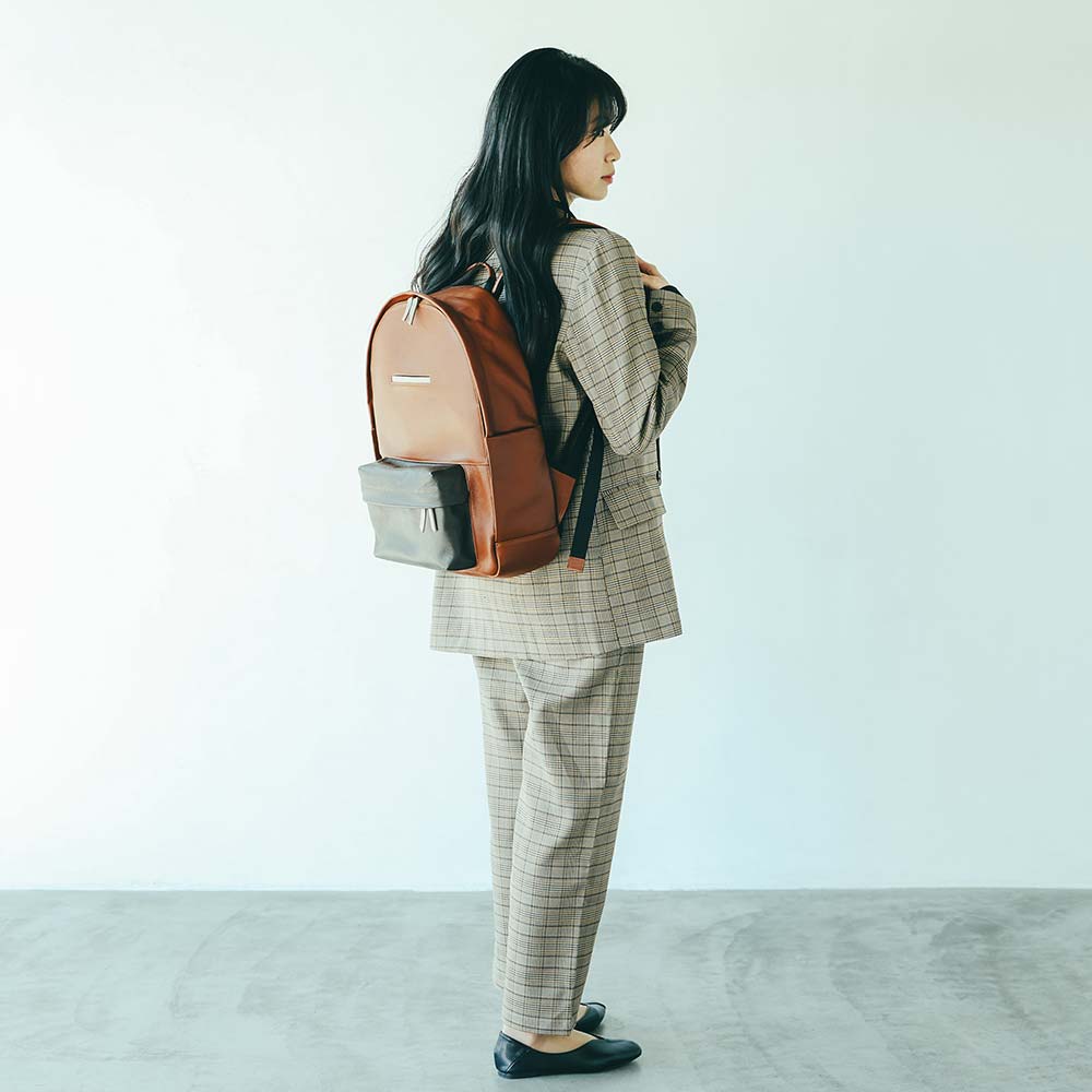 ラウンドレザーバックパック - モデル身長：163cm / 使用カラー：マロンブラウン・エスプレッソブラウン・グレージュ