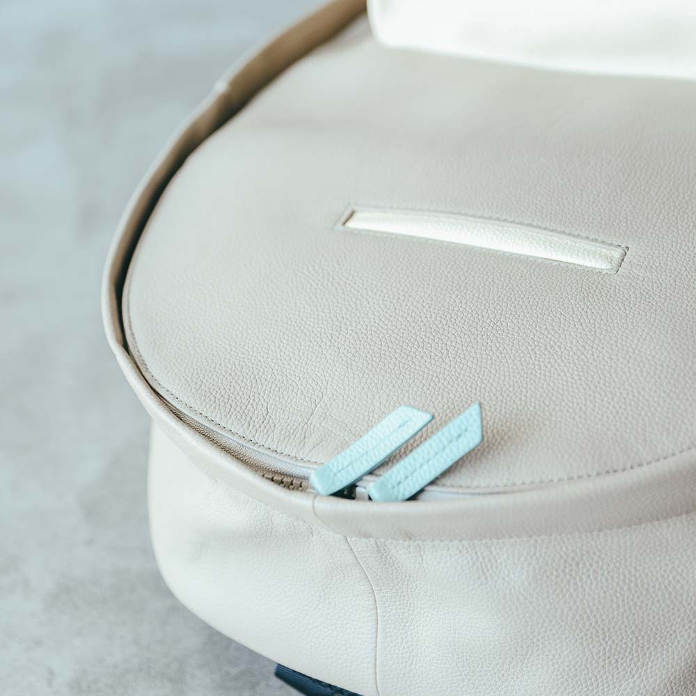 ラウンドレザーバックパック - 上質な柔らかい本革に、上品で繊細なエンボス加工を施しました。型崩れしにくいのも特徴です。