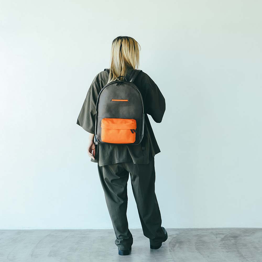 ラウンドレザーバックパック - モデル身長：156cm / 使用カラー：エスプレッソブラウン・ビブラントサン