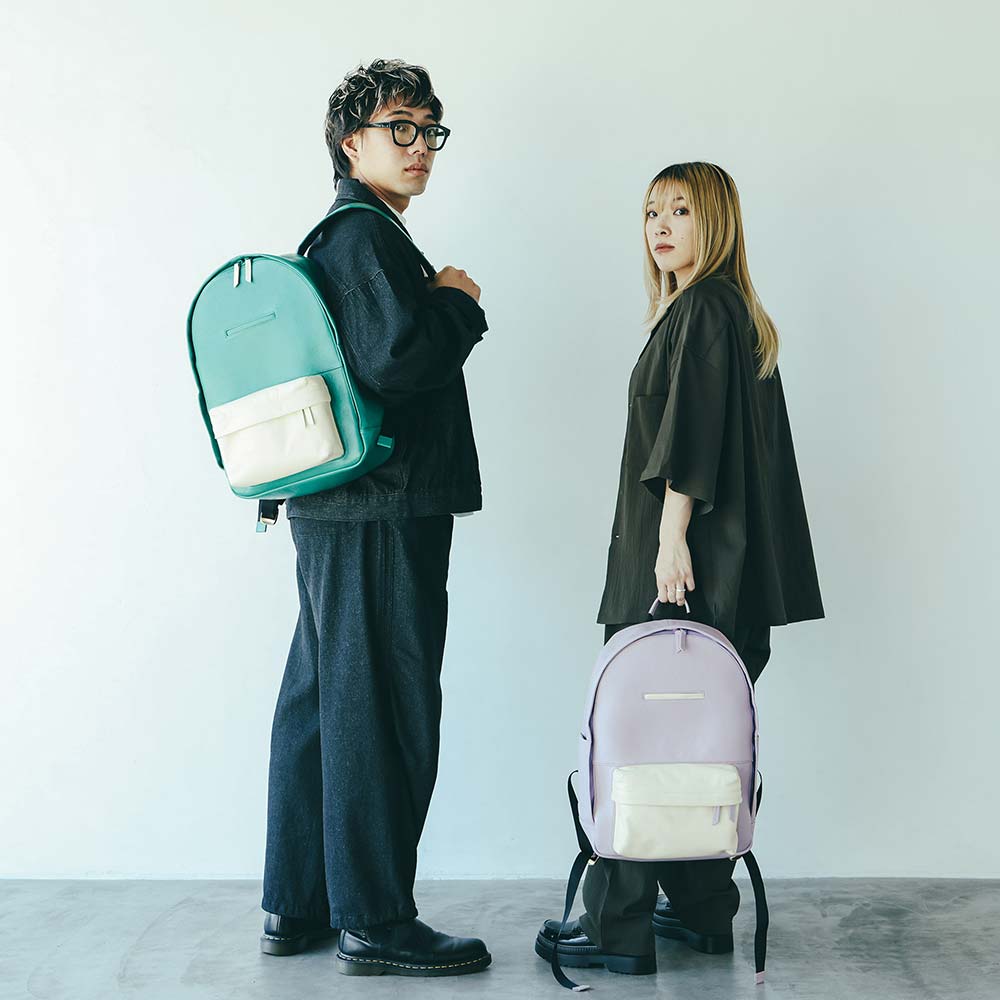 ラウンドレザーバックパック - 【モデル（左）】身長：173cm / 使用カラー：ヒイラギリーフ・アイボリーホワイト【モデル（右）】身長：156cm / 使用カラー：アジサイドロップ・アイボリーホワイト