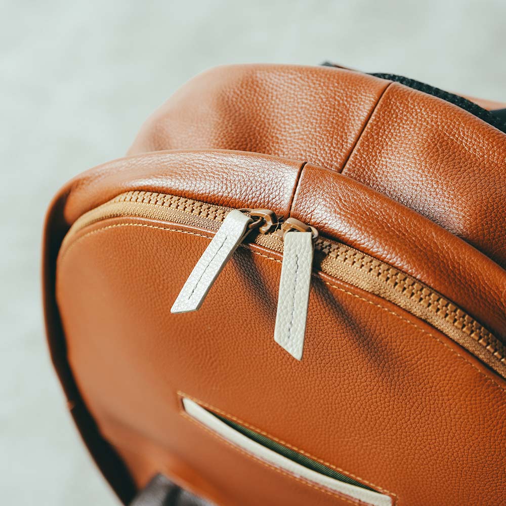 ラウンドレザーバックパック - ファスナーカラーを革色に合わせているのもポイント。デザインに統一感が出ます。