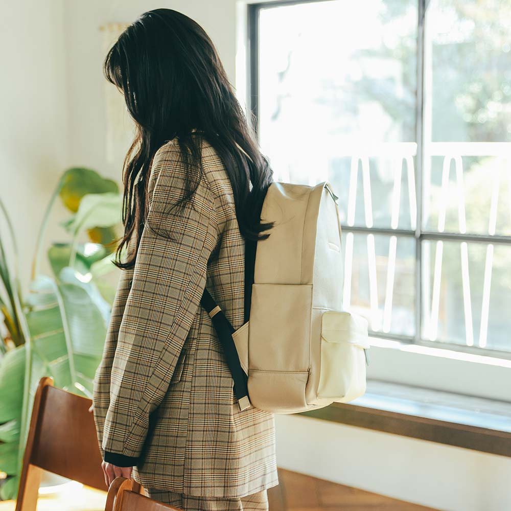 ラウンドレザーバックパック - モデル身長：163cm / 使用カラー：グレージュ・アイボリーホワイト・セージグリーン