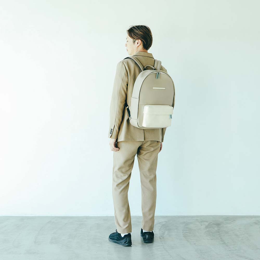 ラウンドレザーバックパック - モデル身長：175cm / 使用カラー：グレージュ・アイボリーホワイト・セージグリーン