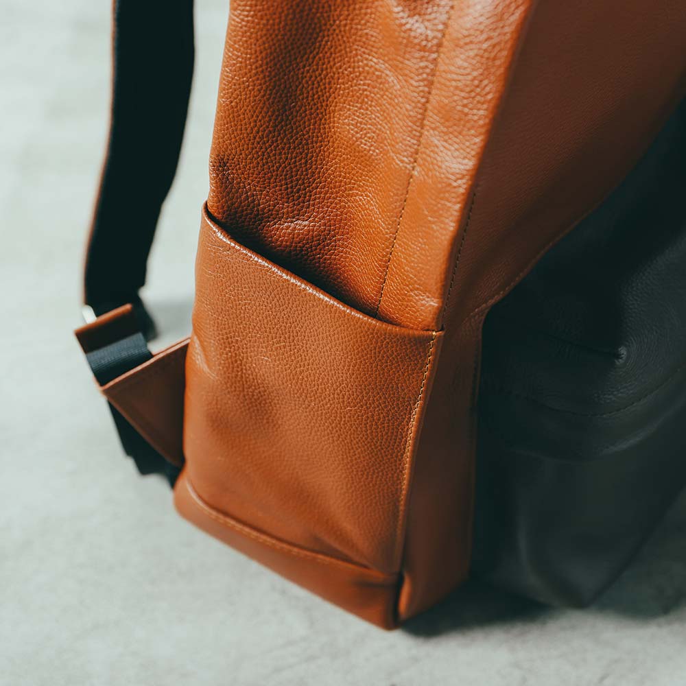 ラウンドレザーバックパック - 【サイドポケット】横：10.5cmcm / 縦：15.5cm
