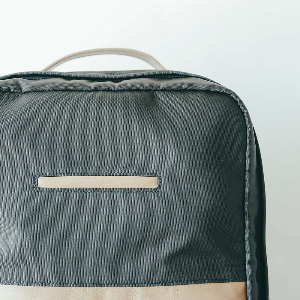 CORDURA® ECO ビジネスバックパック - 素材は撥水加工が施され、耐久性に優れた高密度ナイロン素材のCORDURA®ECOを使用しています。裏地にも同じ生地を使っています。CORDURA®ECOはリサイクルナイロン100％で、使用感だけでなく環境へも配慮しています。