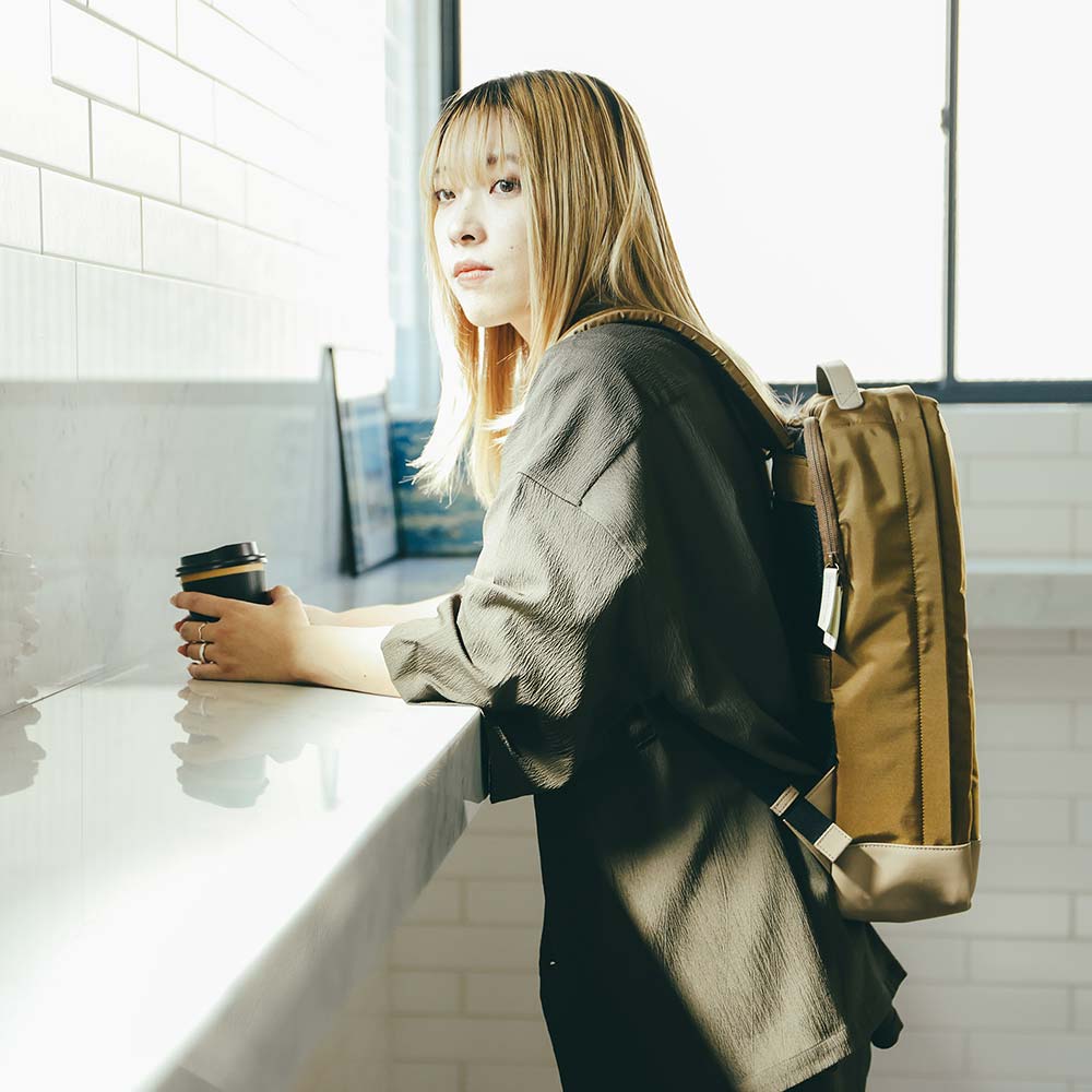 CORDURA® ECO ビジネスバックパック - モデル身長：156cm / 使用カラー：使用カラー：コヨーテ（ナイロン）・グレージュ（レザー）・アイボリーホワイト（レザー）