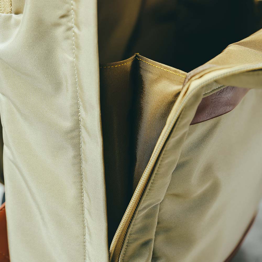 CORDURA® ECO ビジネスバックパック - サイドにマチがついているので荷物が取り出しやすくなっています。