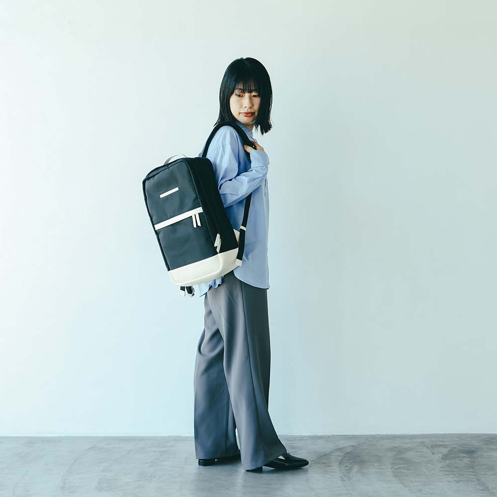 CORDURA® ECO ビジネスバックパック - モデル身長：158cm / 使用カラー：ブラック（ナイロン）・アイボリーホワイト（レザー）