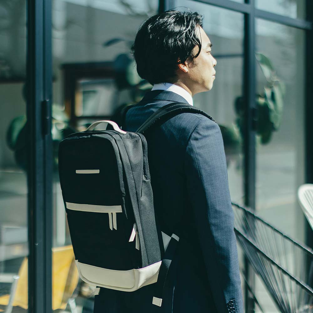 CORDURA® ECO ビジネスバックパック - モデル身長：171cm / 使用カラー：ブラック（ナイロン）・アイボリーホワイト（レザー）