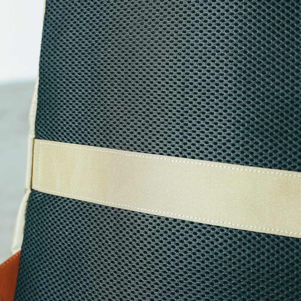 CORDURA® ECO ビジネスバックパック - 体に密着する部分の素材には、消臭機能繊維であるCLEAN MELL®ダブルラッセル（メッシュ）を採用しました。蒸れて汗をかいても匂いを抑えてくれます。