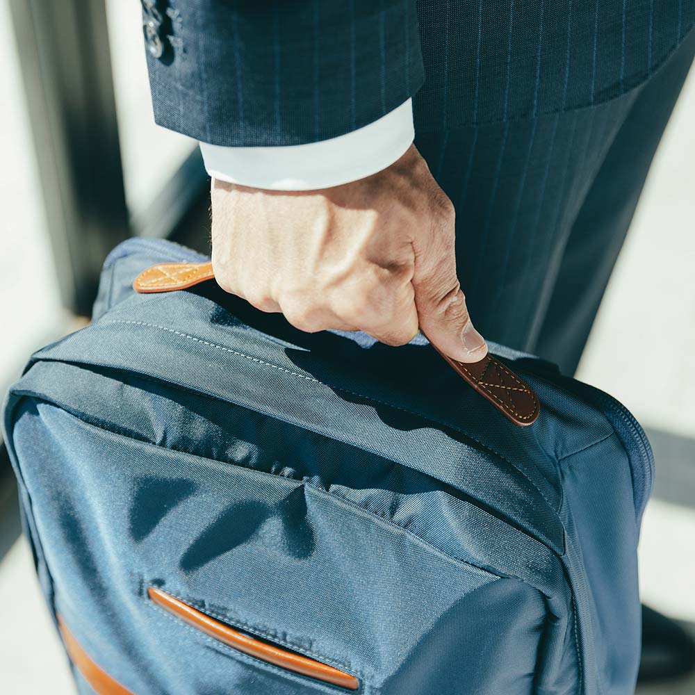 CORDURA® ECO ビジネスバックパック - 持ち手がついているので、置いていたバックパックを持ってさっと立ち上がりたい時や、お客様先などでもスムーズに持ち運ぶことができます。