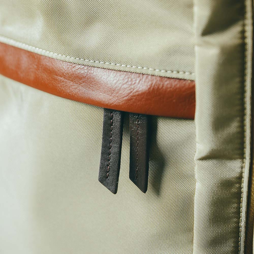 CORDURA® ECO ビジネスバックパック - 引手まで本革で仕上げたディテールにより、一層の高級感が漂います。引手がアクセントとなり、シンプルながらもおしゃれに個性を出すことができます。