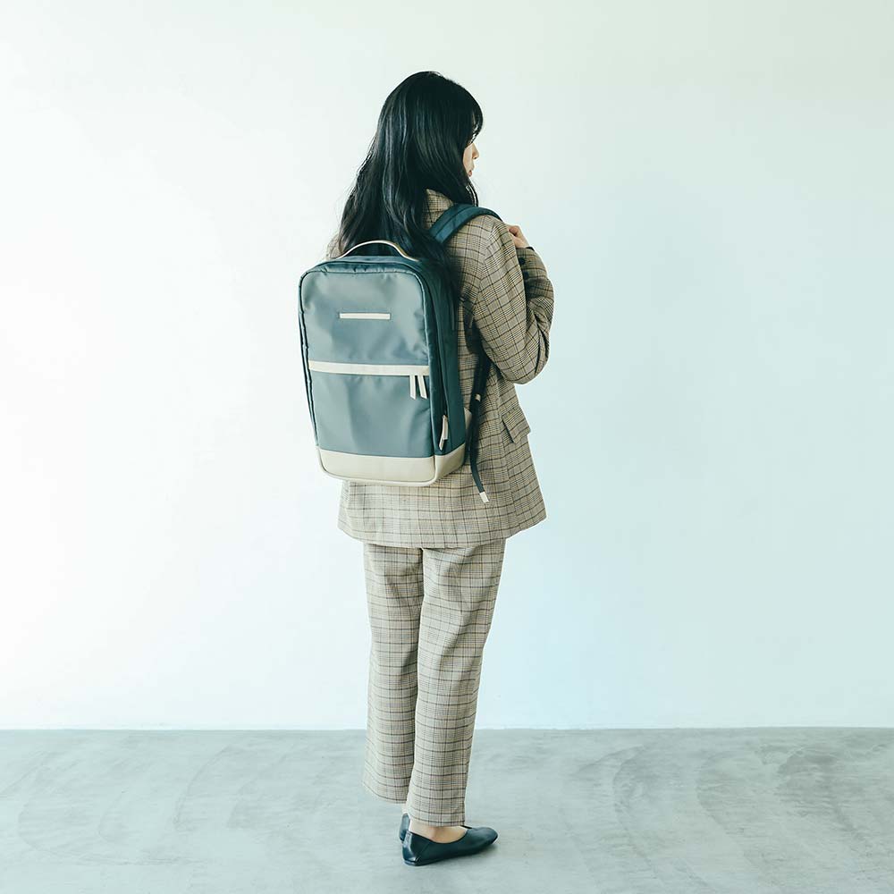 CORDURA® ECO ビジネスバックパック - モデル身長：163cm / 使用カラー：チャコール（ナイロン）・グレージュ（レザー）