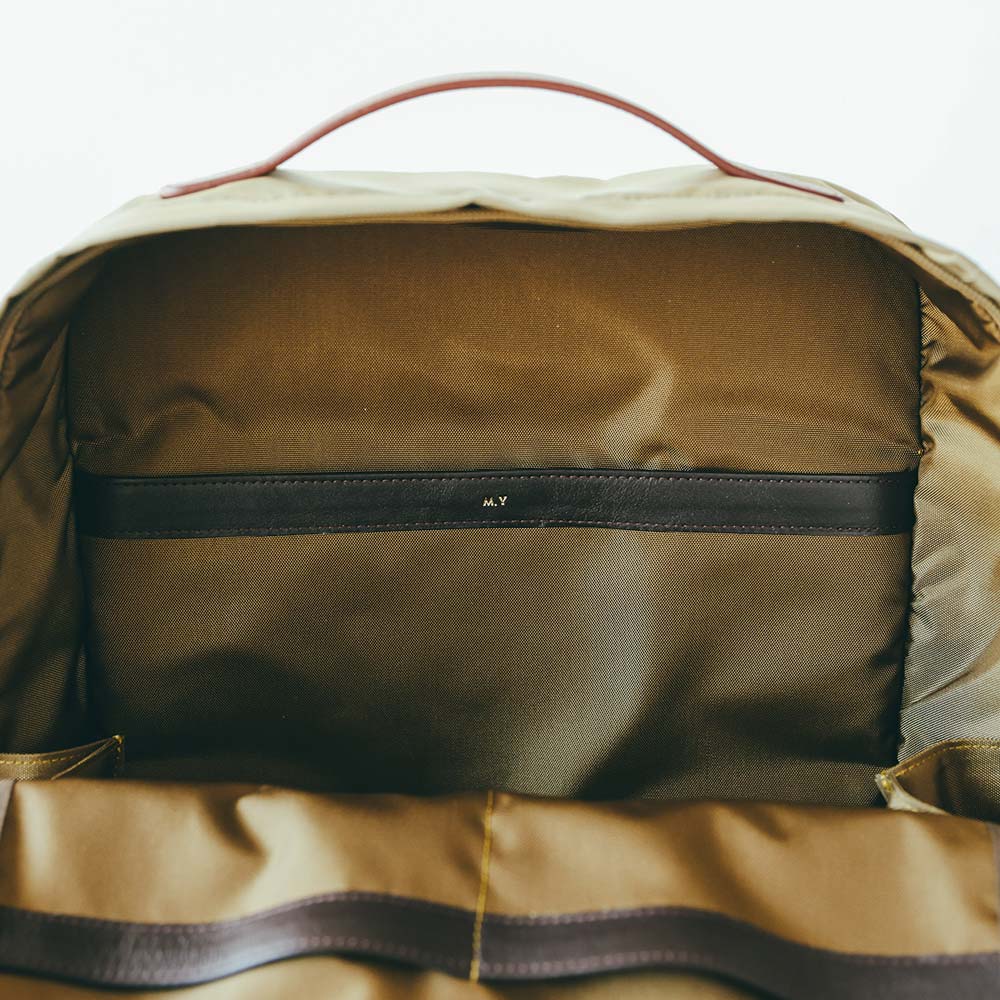CORDURA® ECO ビジネスバックパック - 名入れはメイン収納の背面ポケットのレザー部分に入ります。