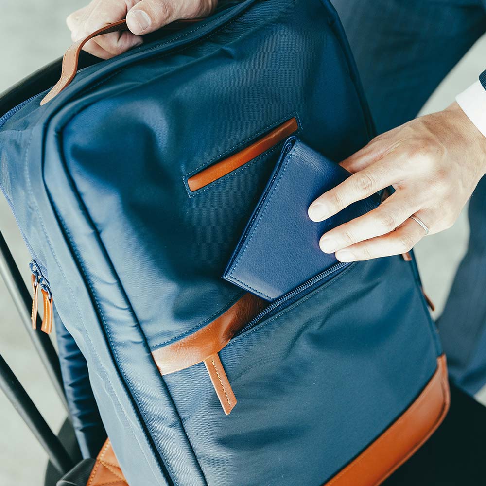CORDURA® ECO ビジネスバックパック - 表の中央部分もファスナー付のポケットになっています。さっと取り出したいけど落としたくないものを収納するのにぴったりです。