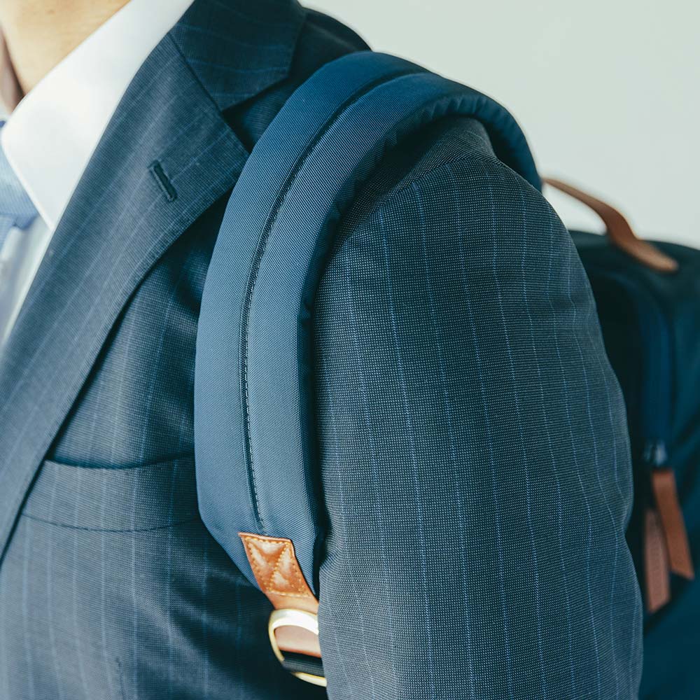 CORDURA® ECO ビジネスバックパック - 肩ベルトは、背負ったときの負担を軽くできるよう工夫して設計しました。程よい硬さのクッションに太めのベルトで、負担を分散させる形状になっています。