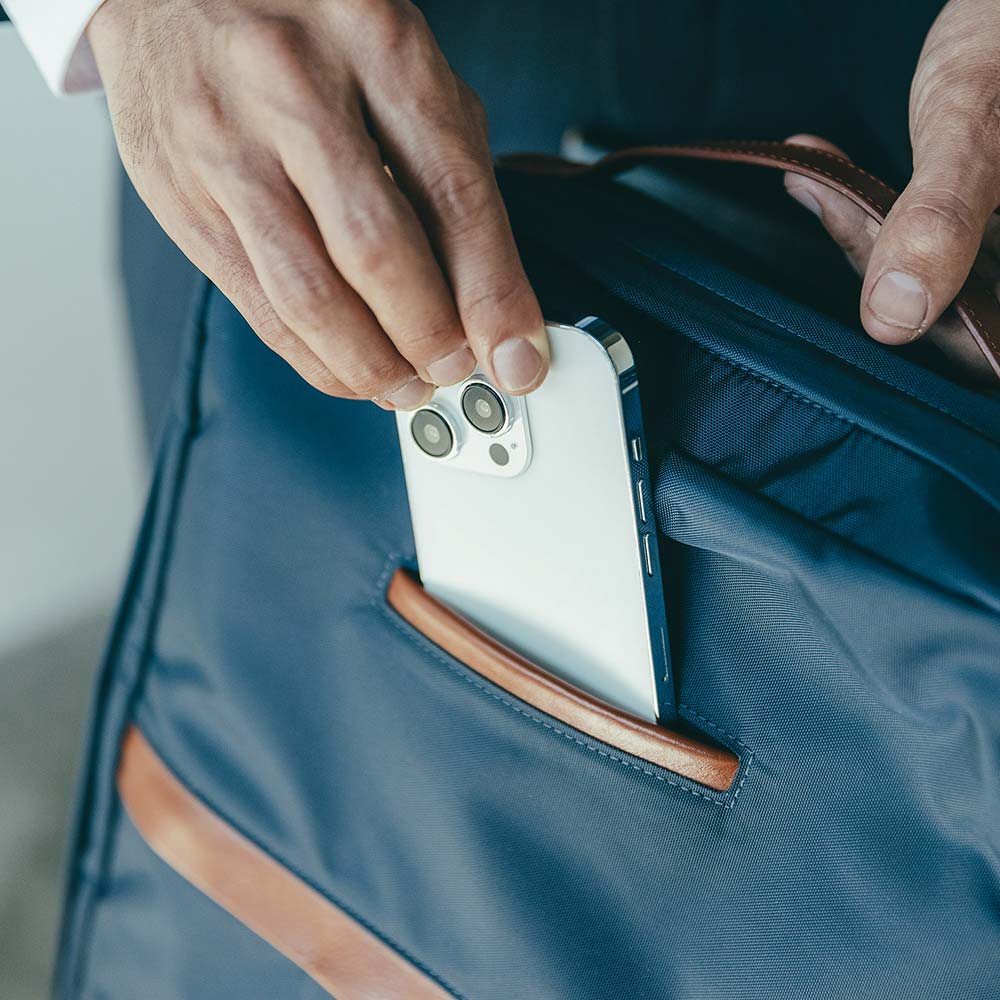 CORDURA® ECO ビジネスバックパック - ＪＯＧＧＯの特徴の外側のアイコンポケットはスリットタイプなので、スマホや定期入れなど、すぐに取り出したいアイテムを収納できます。