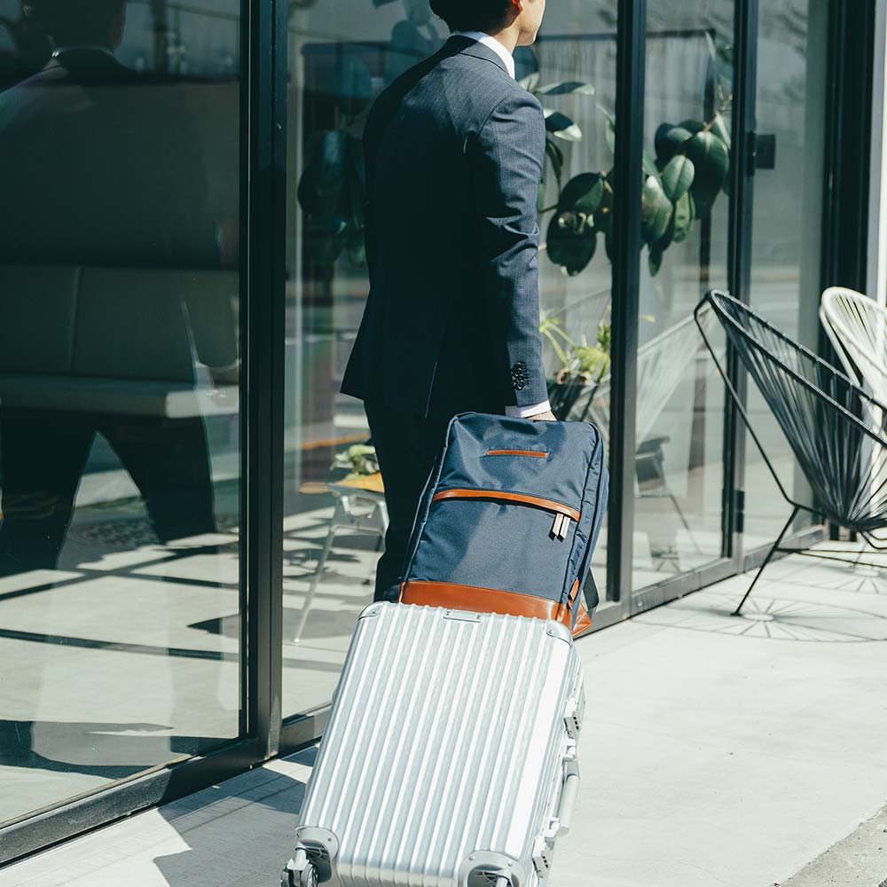 CORDURA® ECO ビジネスバックパック - モデル身長：171cm / 使用カラー：ネイビー（ナイロン）・マロンブラウン（レザー）