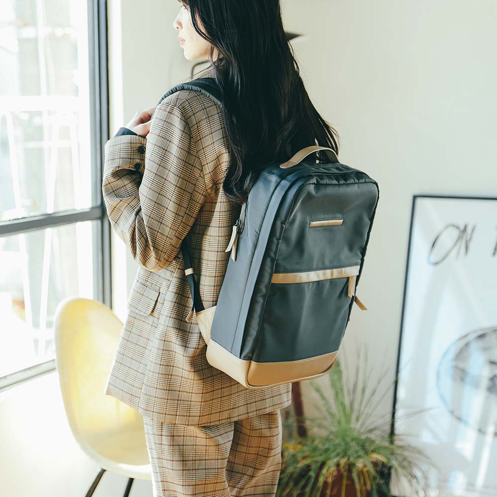 CORDURA® ECO ビジネスバックパック - モデル身長：163cm / 使用カラー：チャコール（ナイロン）・グレージュ（レザー）