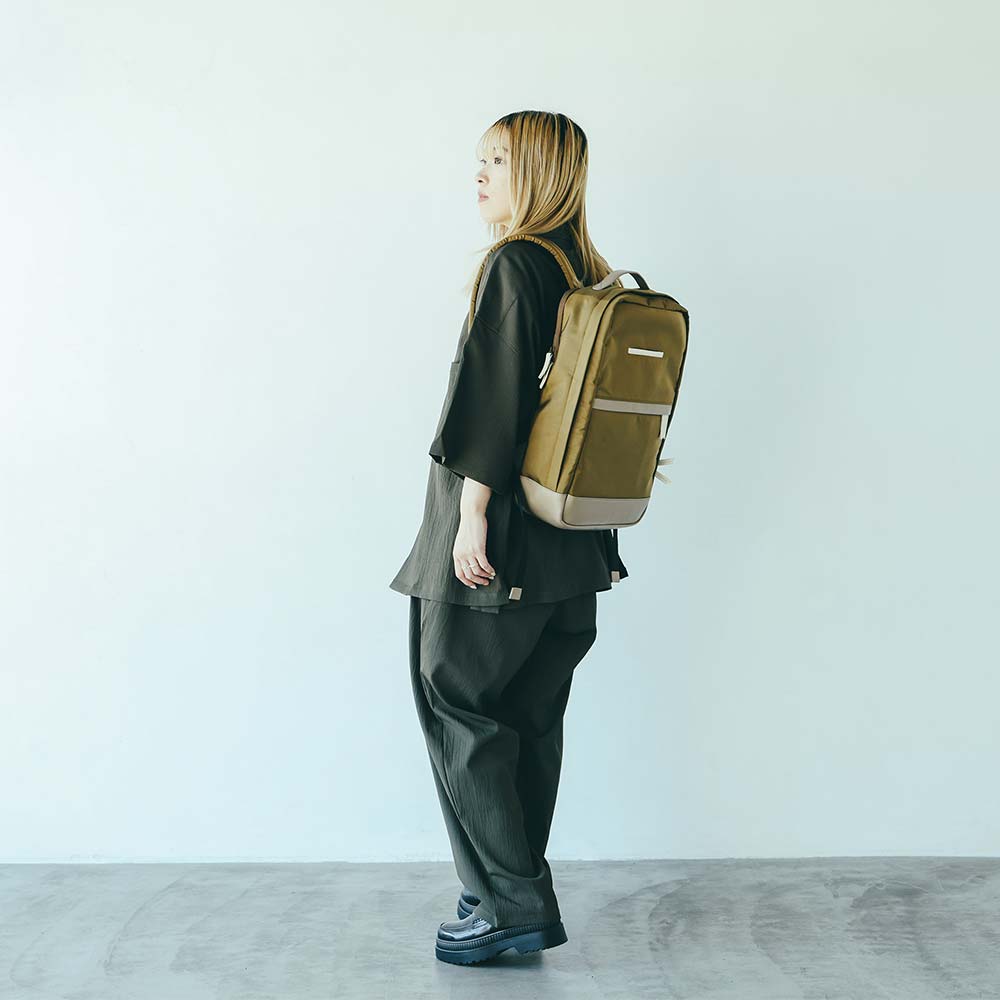 CORDURA® ECO ビジネスバックパック - モデル身長：156cm / 使用カラー：コヨーテ（ナイロン）・グレージュ（レザー）・アイボリーホワイト（レザー）