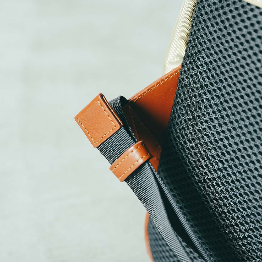 CORDURA® ECO ビジネスバックパック - 調整したベルトがふらつかないよう、革のベルトループでおさえています。