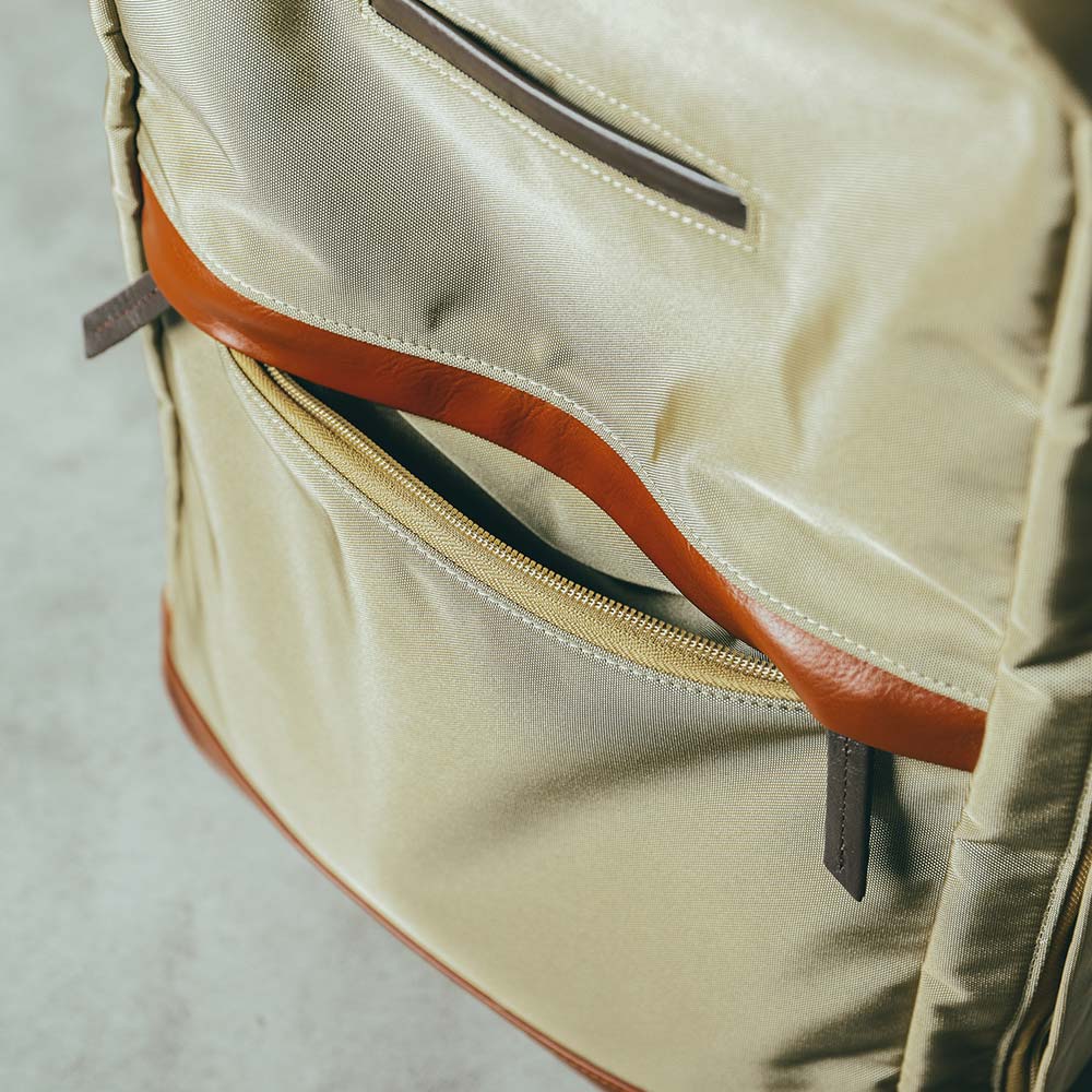 CORDURA® ECO ビジネスバックパック - 中央ポケットもダブルファスナーのため、どんな時でもさっと荷物を出し入れできます。