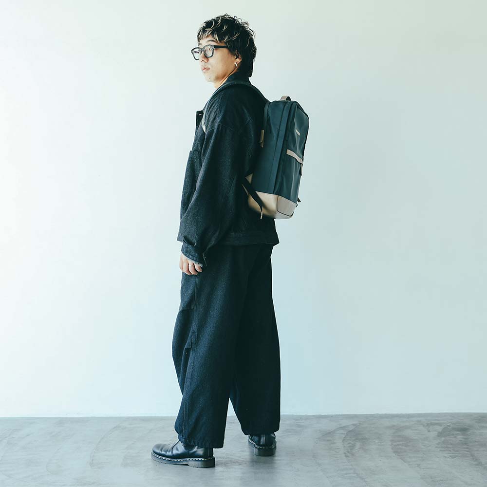 CORDURA® ECO ビジネスバックパック - モデル身長：173cm / 使用カラー：チャコール（ナイロン）・グレージュ（レザー）