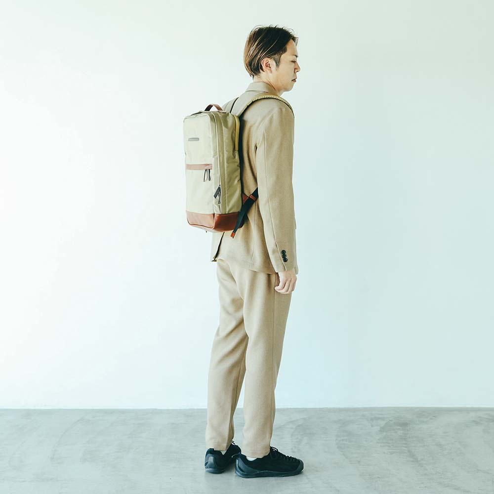 CORDURA® ECO ビジネスバックパック - モデル身長：175cm / 使用カラー：使用カラー：ベージュ（ナイロン）・マロンブラウン（レザー）・エスプレッソブラウン（レザー）
