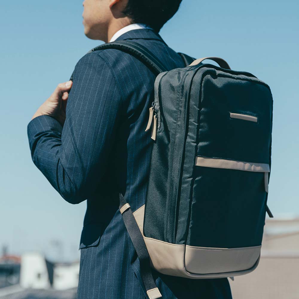 CORDURA® ECO ビジネスバックパック - デザインのアクセントになっているレザー部分は上質な柔らかい高級本革です。スムースレザーならではの、なめらかさ。革本来の表情に近い仕上がりです。使っていくにつれ、さらに柔らかく、しっとりとした手触りに。