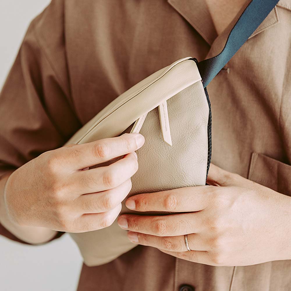 レザーボディバッグ - どちらの肩にかけても使いやすいよう、ダブルファスナーを採用。左右どちらからでも開け閉めできます。