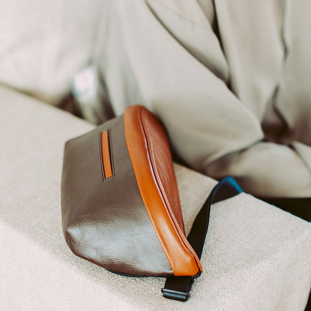 レザーボディバッグ - シンプルなデザインと機能性どちらも兼ね備えたボディバッグ。5か所のカラーカスタマイズが可能です。オーダーメイドのレザーバッグは、プレゼントやギフトにもおすすめです。