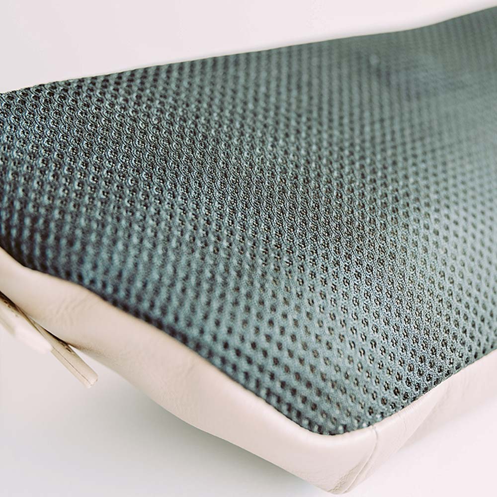 レザーボディバッグ - 体に密着する部分の素材には、消臭機能繊維であるCLEAN MELL®ダブルラッセル（メッシュ）を使用。蒸れて汗をかいても匂いを抑えてくれます。