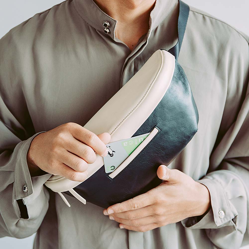 レザーボディバッグ - 外側には小さなポケット付き。定期入れなど、ちょっとしたものを入れられます。（※スマートフォンは入りません）