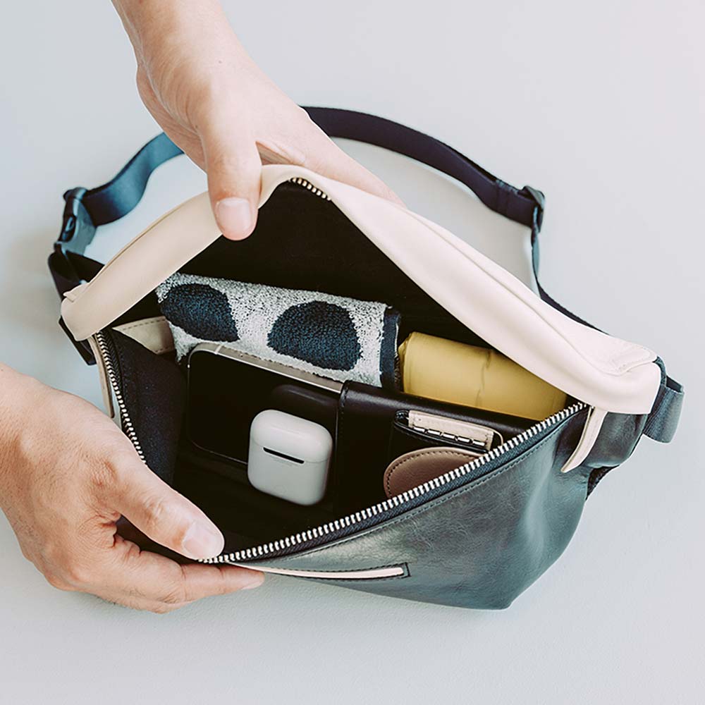 レザーボディバッグ - シンプルなフォルムながら、財布・スマホ・キーケース・ハンカチ・マイボトル等お出かけに必要な荷物はしっかり入れられます。