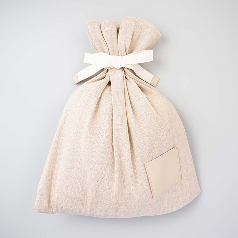 レザーボディバッグ - ギフトラッピング選択で、ジュート素材（※）のオリジナルバッグに包んでお届けします。（※ジュートは燃やしても有害物質が出ず、土に還るサスティナブルな自然素材。原料も育ちが早く、二酸化炭素の吸収力が高く、地球温暖化を抑制する働きもあります）