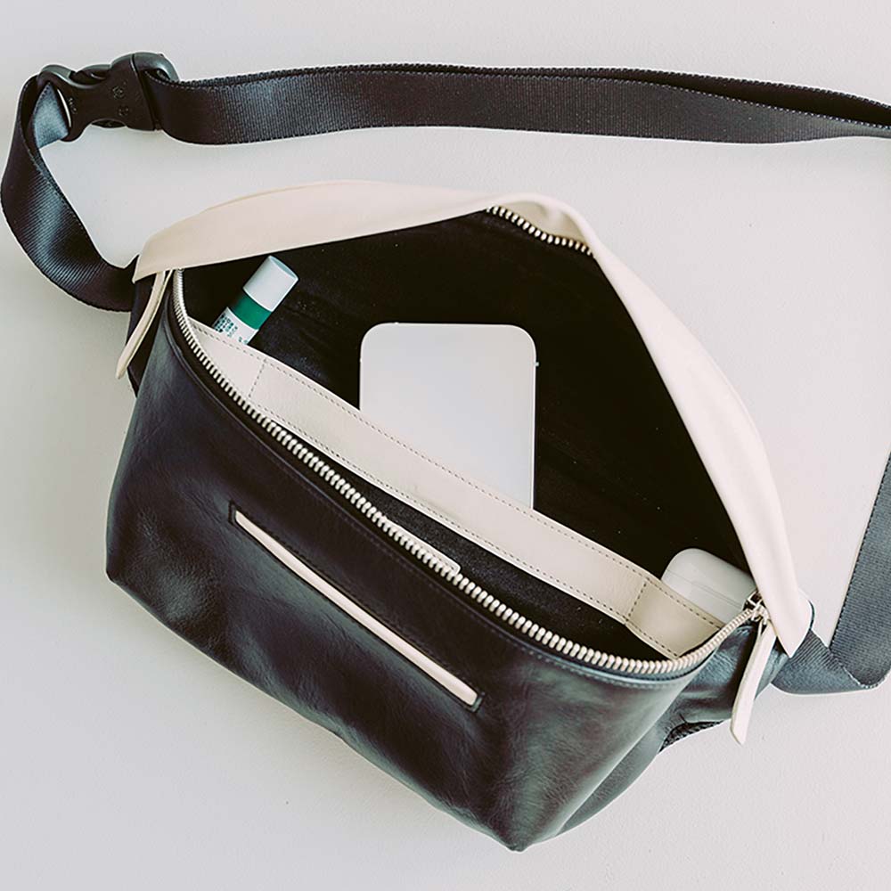 レザーボディバッグ - 内側ある収納ポケットは、左右に小さめのものが2つとメインのセンターポケットの3つに分かれています。左右の小さいポケットにはイヤホンや鍵などの小物、センターにはスマホなどをいれると鞄の中でごちゃつかず、スッキリします。