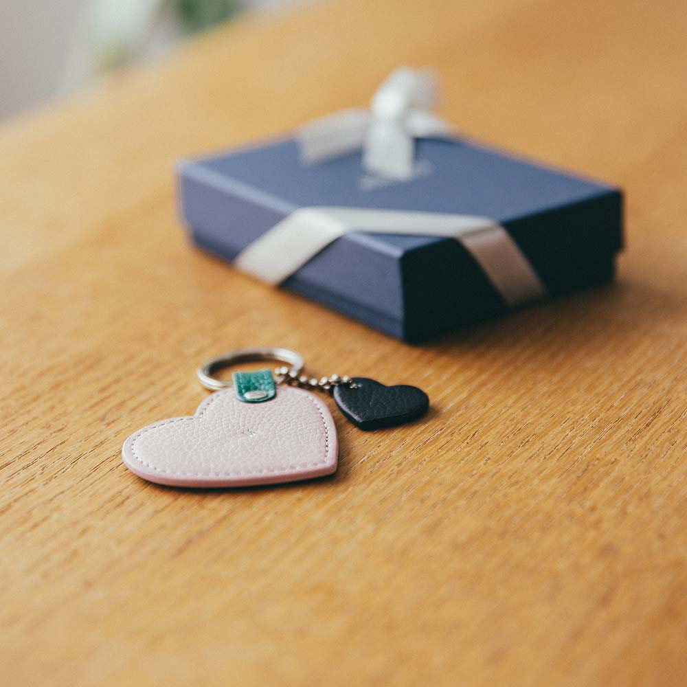 コンビハートチャーム - プチギフトとしてもおすすめです。カスタマイズした世界に一つのプレゼントは喜ばれること間違いなし。