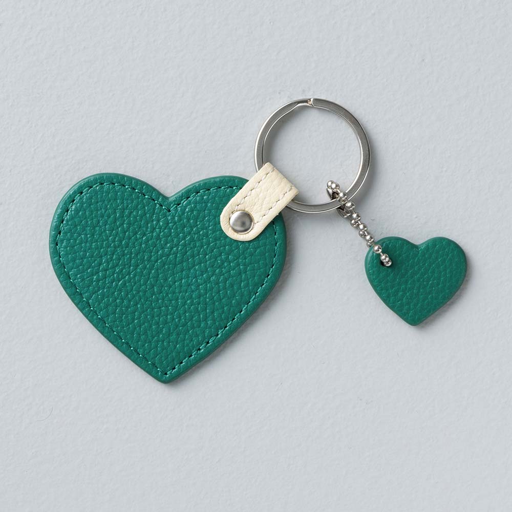 コンビハートチャーム - 使用カラー：ヒイラギリーフ・アイボリーホワイト