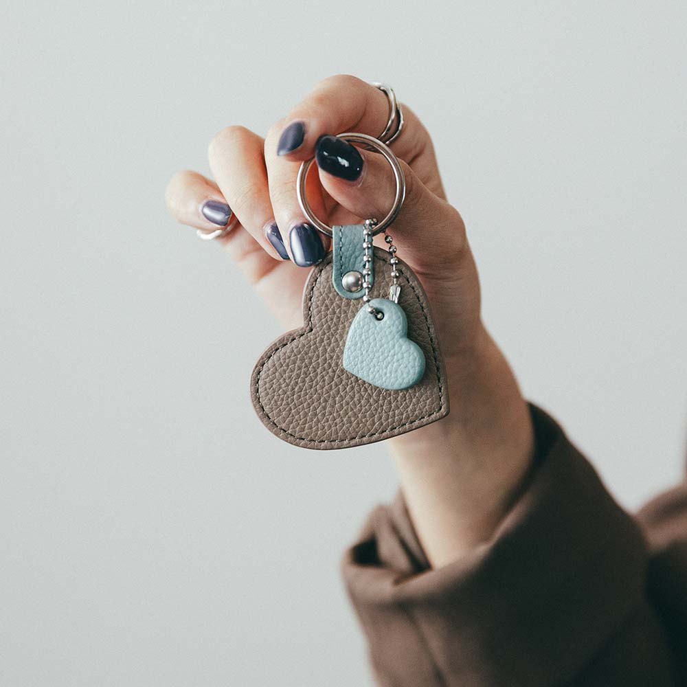 コンビハートチャーム - 上質な柔らかい本革に、上品で繊細なエンボス加工を施しました。型崩れしにくいのも特徴です。