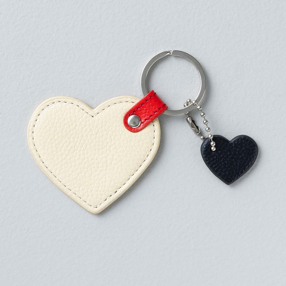 コンビハートチャーム - 使用カラー：アイボリーホワイト・パッションチェリー・ピュアブラック