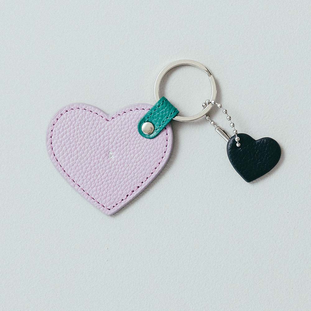 コンビハートチャーム - ハートのフォルムもこだわりがつまっています。大人っぽさと可愛さを兼ね備え、年齢問わず使える形です。