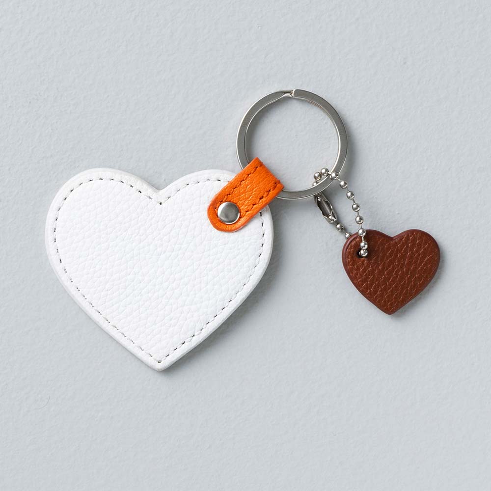 コンビハートチャーム - 使用カラー：ブリリアントスノー・ビブラントサン・マロンブラウン