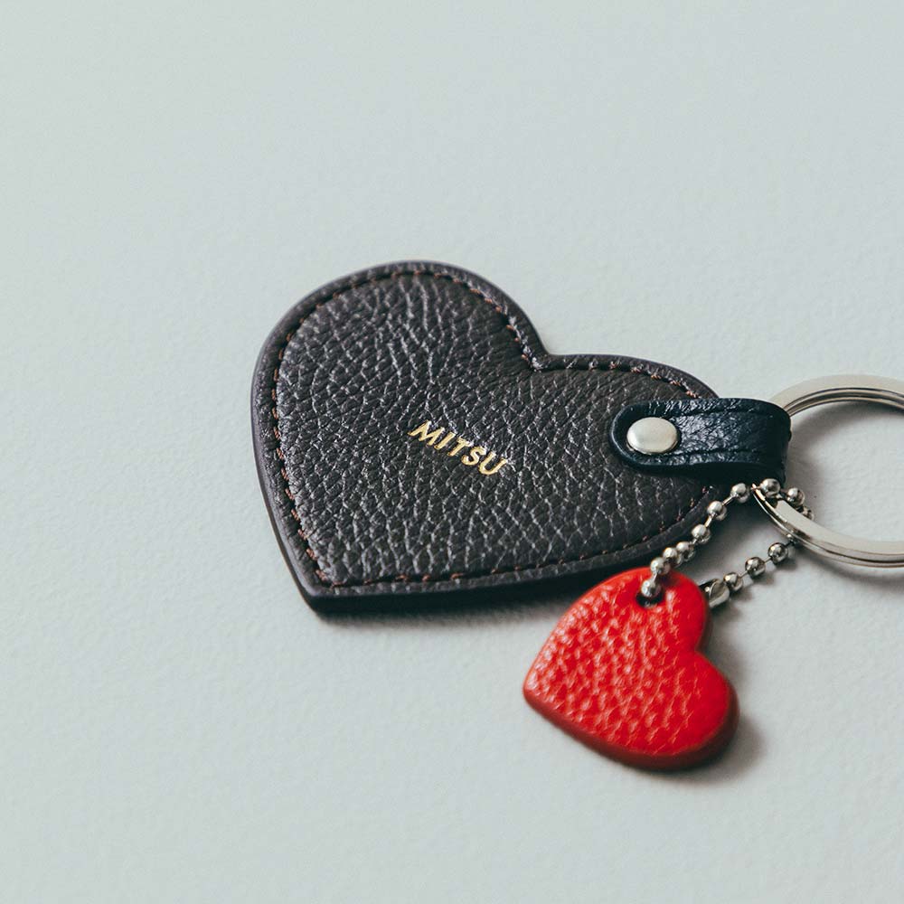 コンビハートチャーム - 名入れは大きい方のハートの表面に入ります。無料の刻印オプションで、世界で一つだけの特別なアイテムに。