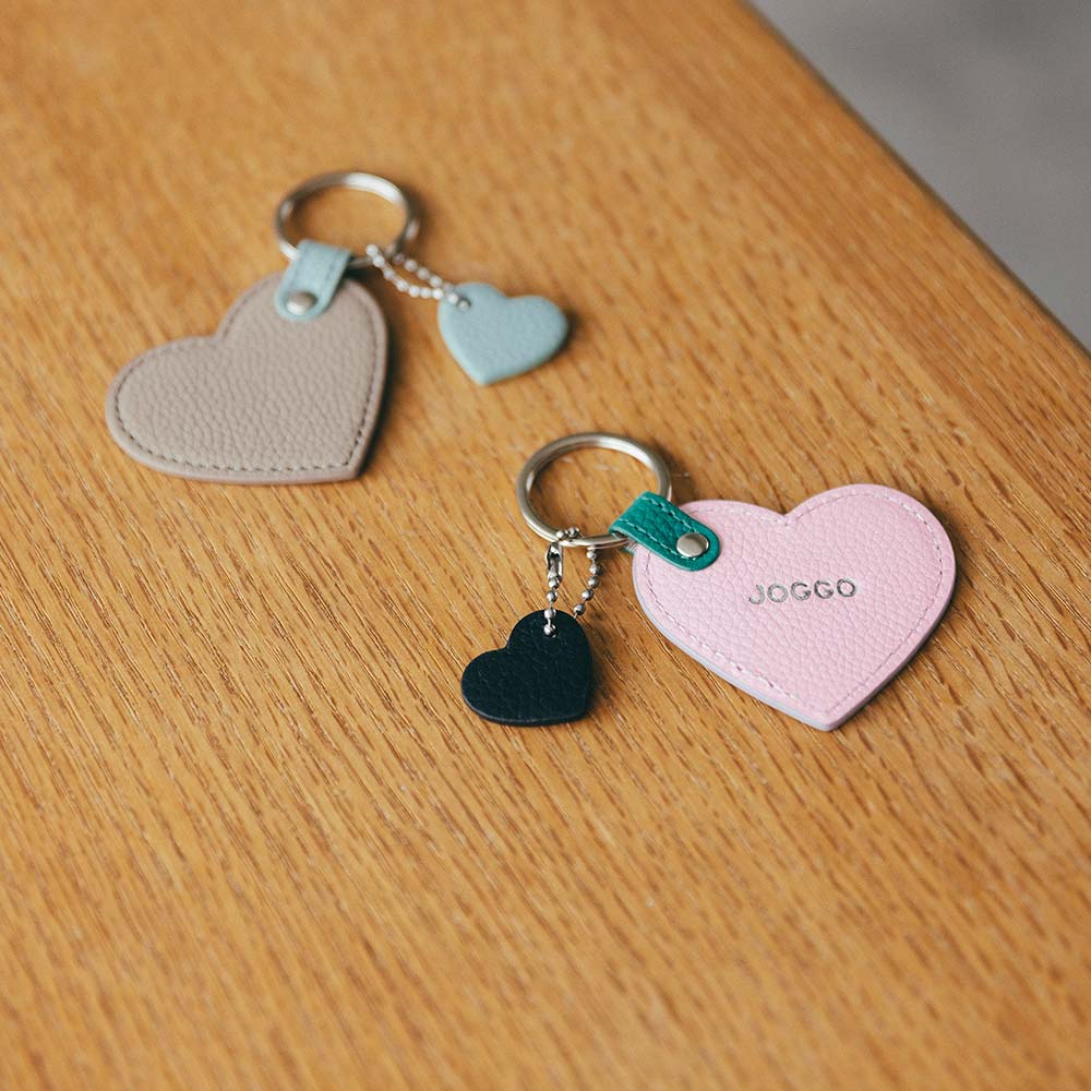 コンビハートチャーム - それぞれ好きな色でカスタマイズして、ご友人やパートナー、ご家族とペアにするのもおすすめです。