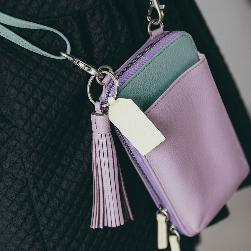 レザータッセルチャーム - スマホショルダーバッグと合わせたカスタマイズにするのもおすすめです。