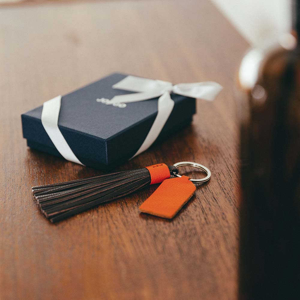 レザータッセルチャーム - ギフトオプションをご選択頂くと、シックなネイビーのボックスにお入れしてお届けします。