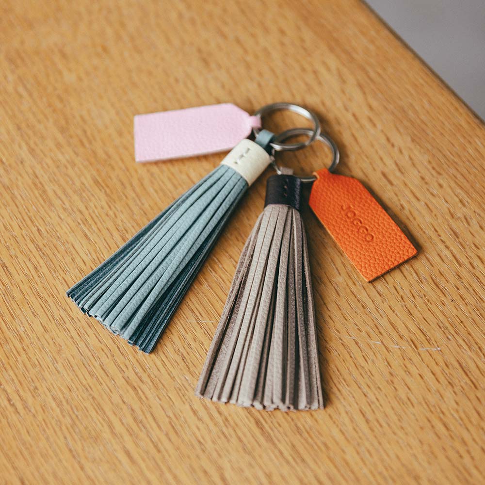 レザータッセルチャーム - それぞれ好きな色でカスタマイズして、ご友人やパートナー、ご家族とペアにするのもおすすめです。