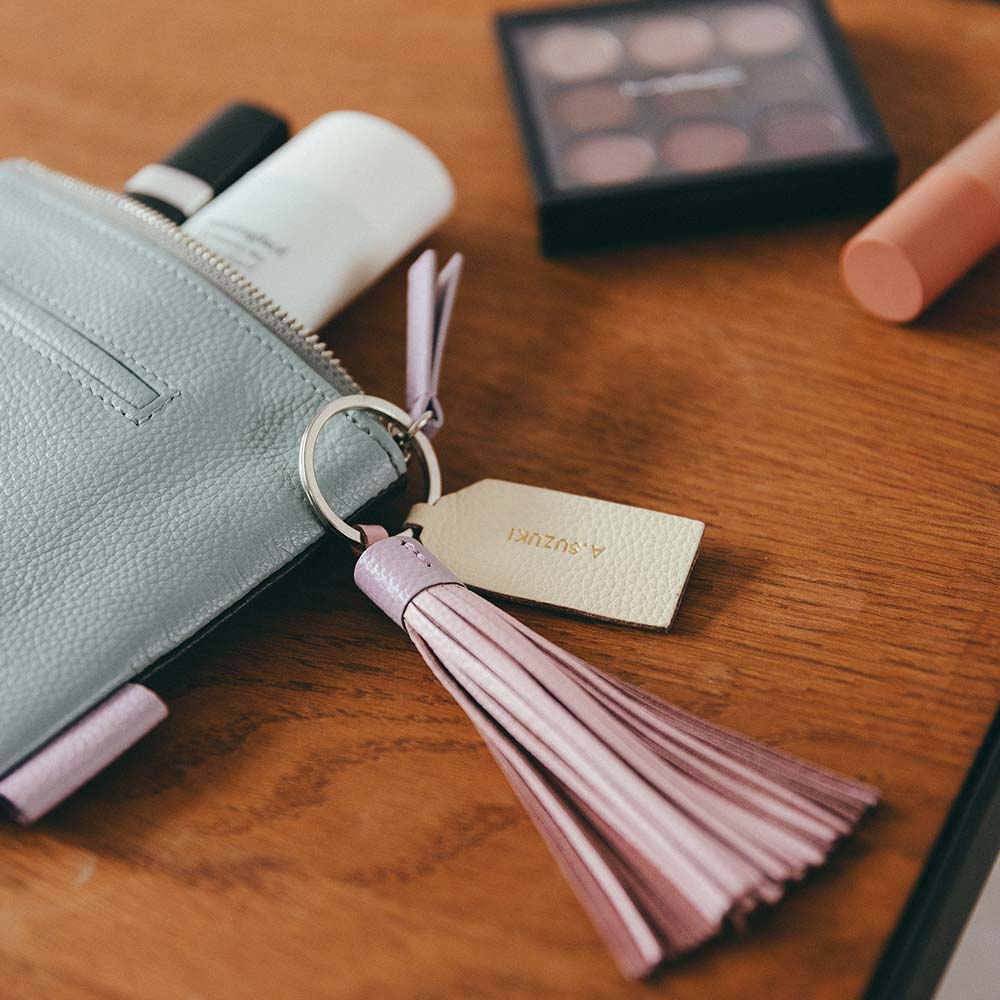 レザータッセルチャーム - ポーチにつけて大人っぽさアップ。