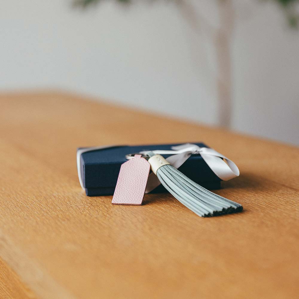 レザータッセルチャーム - プチギフトとしてもおすすめです。カスタマイズした世界に一つのプレゼントは喜ばれること間違いなし。